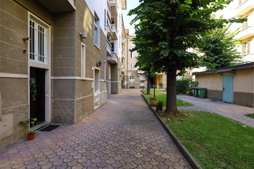 Paki Nel Cuore Dei Navigli Di Milaan